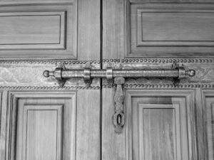 Quincaillerie de porte : Le guide complet pour allier esthétique premium et haute sécurité