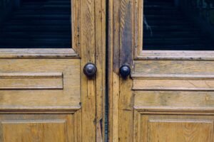Porte d&rsquo;entrée coincée : Le guide d&rsquo;expertise complet pour agir avant d&rsquo;appeler un serrurier